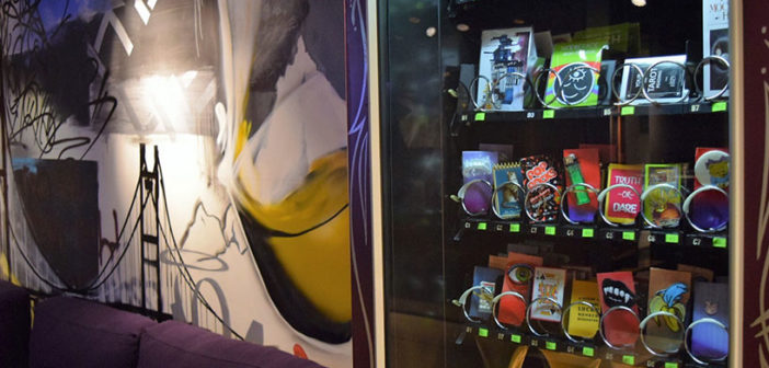 在這家酒店，自動售貨機充當當地超級禮品店